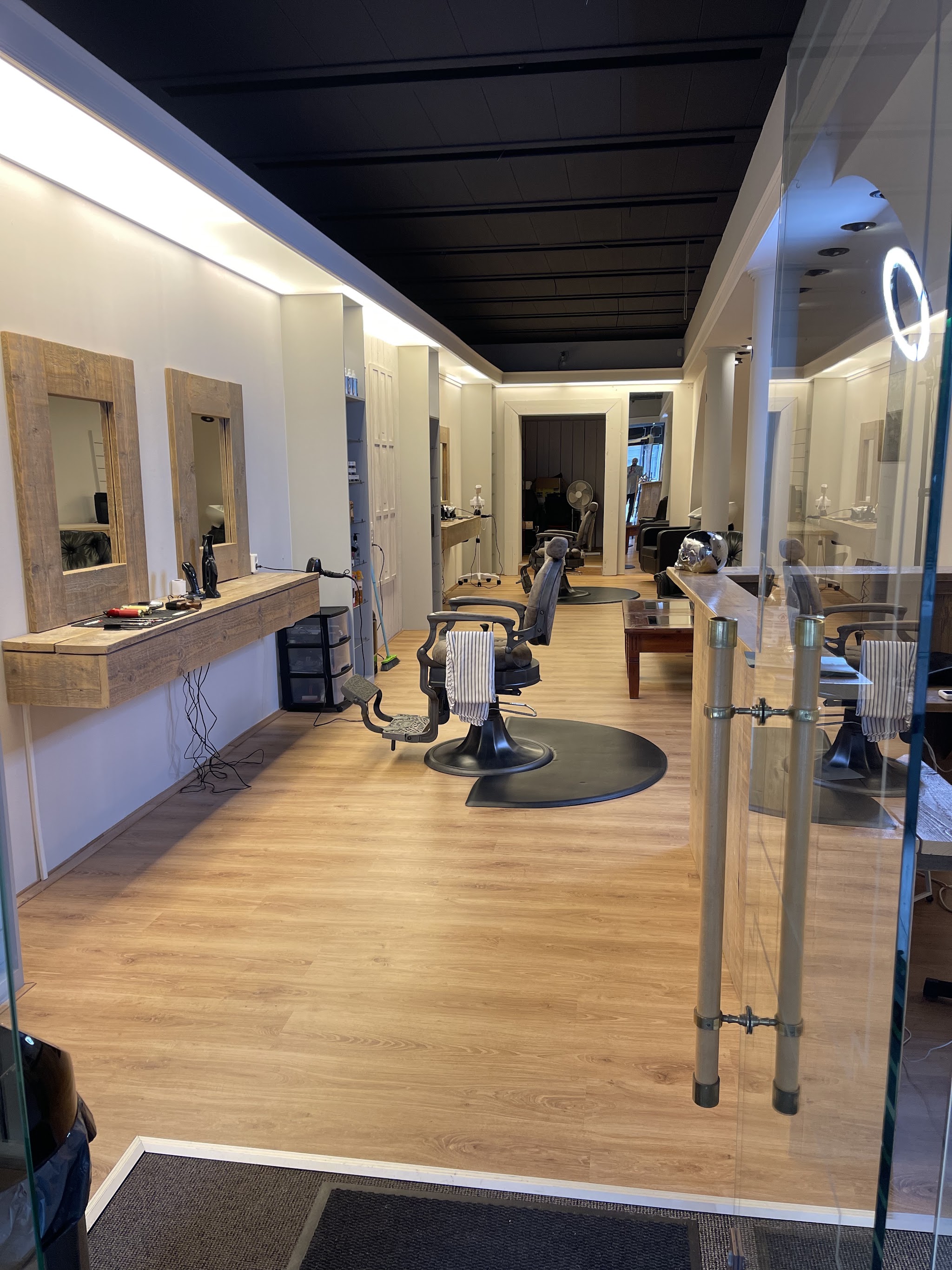 Door de glazen deur de zaak in: de kappersstoelen, spiegels en eiken werkbanken van Lord of Style
